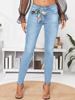 Jeans skinny lavaggio con candeggina flessioni con Sciarpa