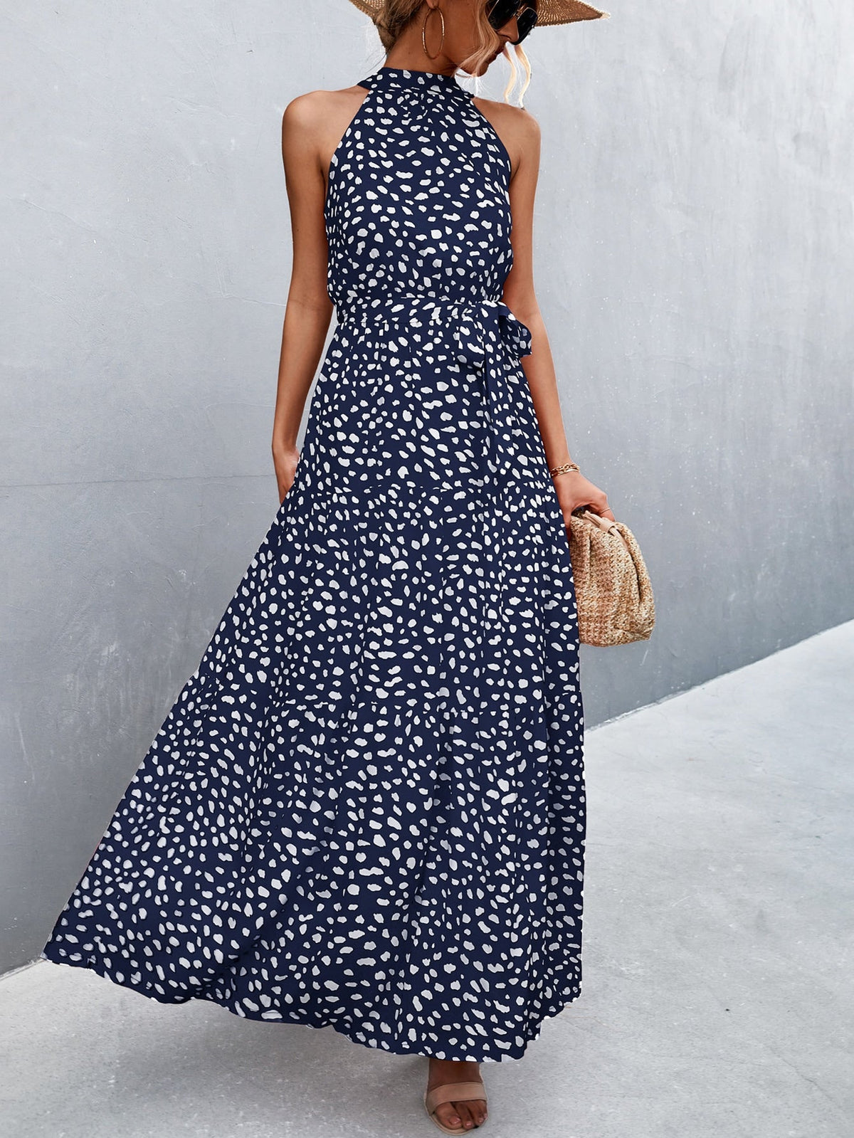 Abito con capestro e cintura e stampata dappertutto