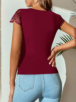 Maglietta pizzo guipure a contrasto collo a cuore