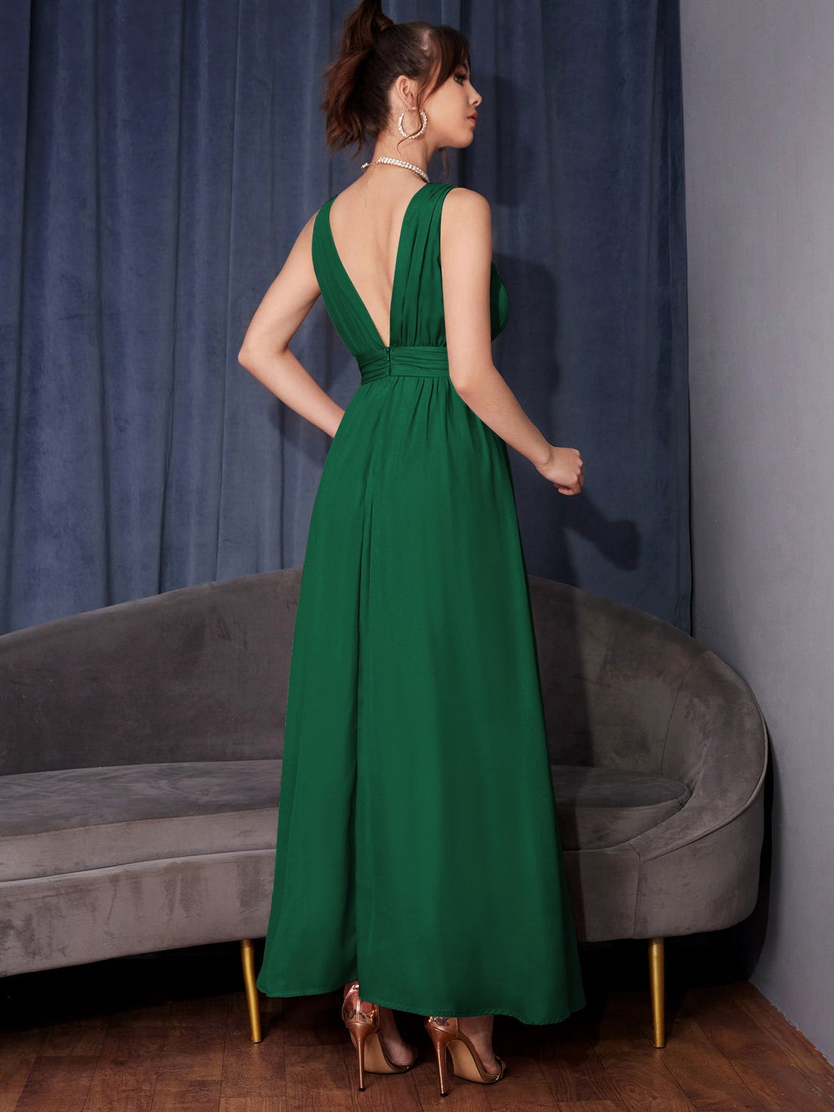 Abito senza maniche a fessura alta con volant