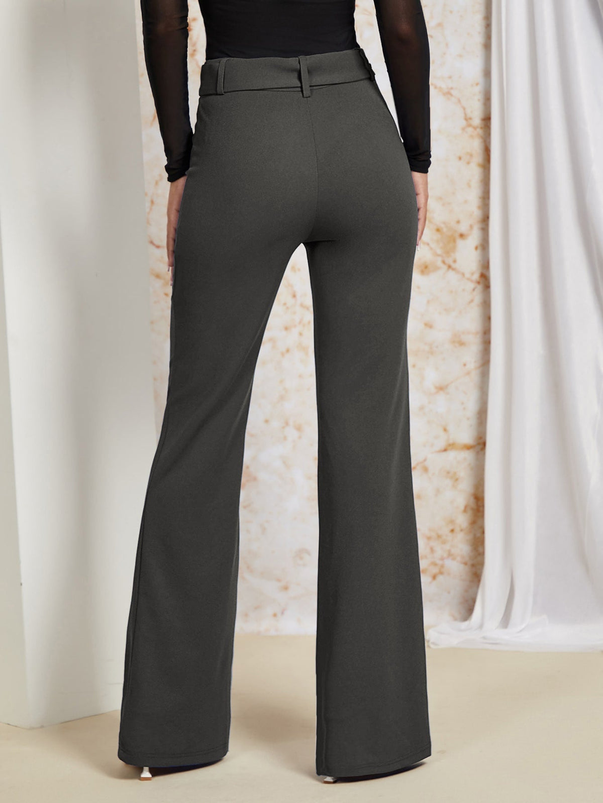 Pantaloni monocolore con gamba svasata con cintura