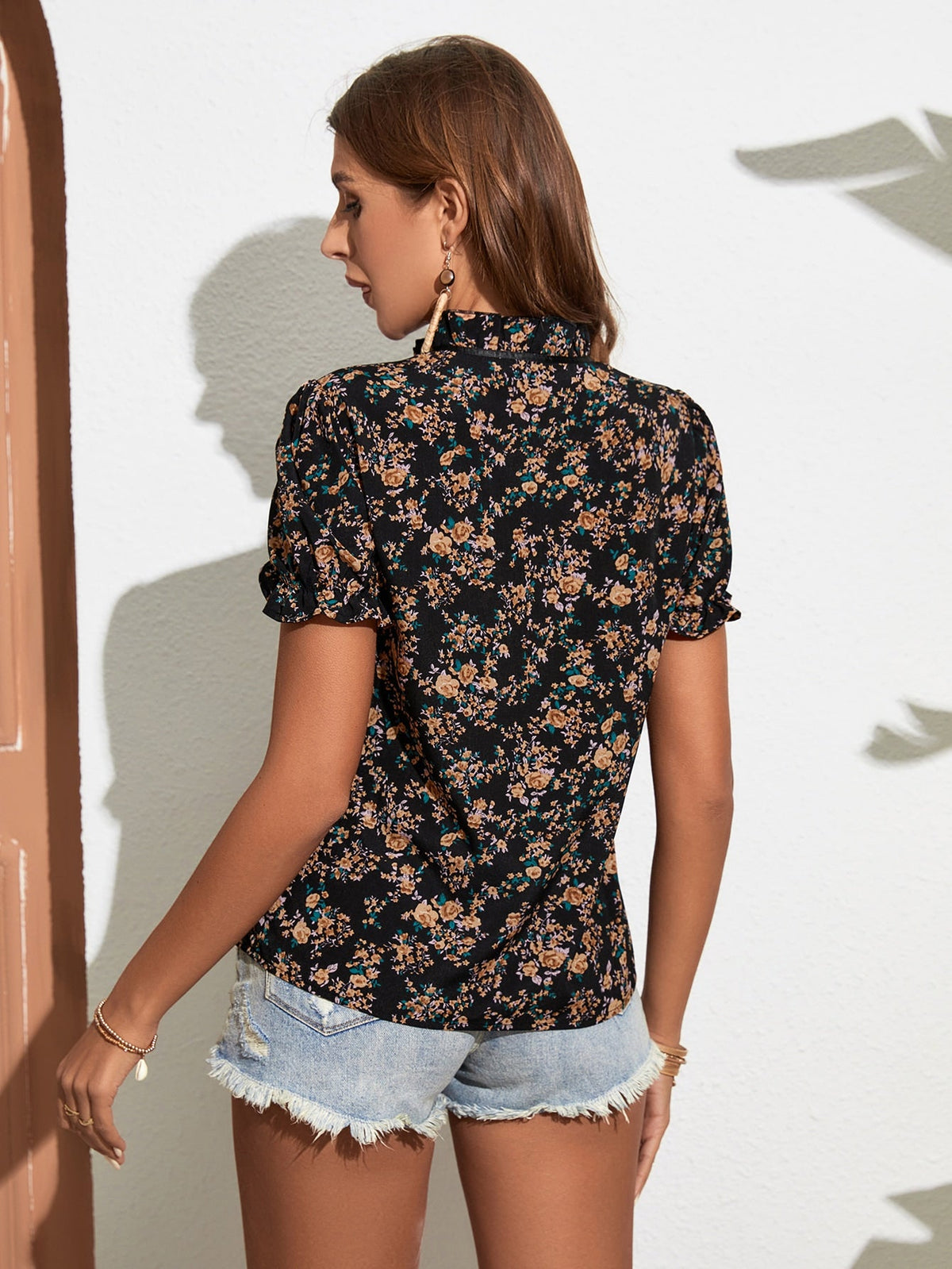 Camicetta con stampa floreale con cravatta al collo con manica a sbuffo