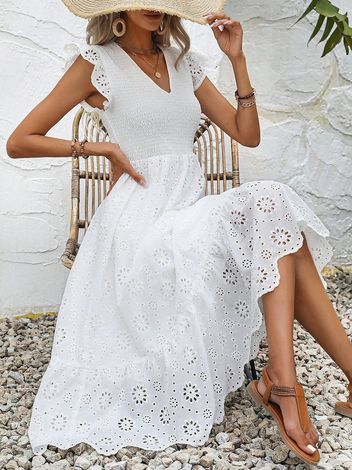 Abiti ricamo ad occhielli con bordo a volant