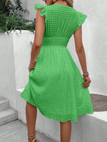 Abito trapezio monocolore con bordo a volant