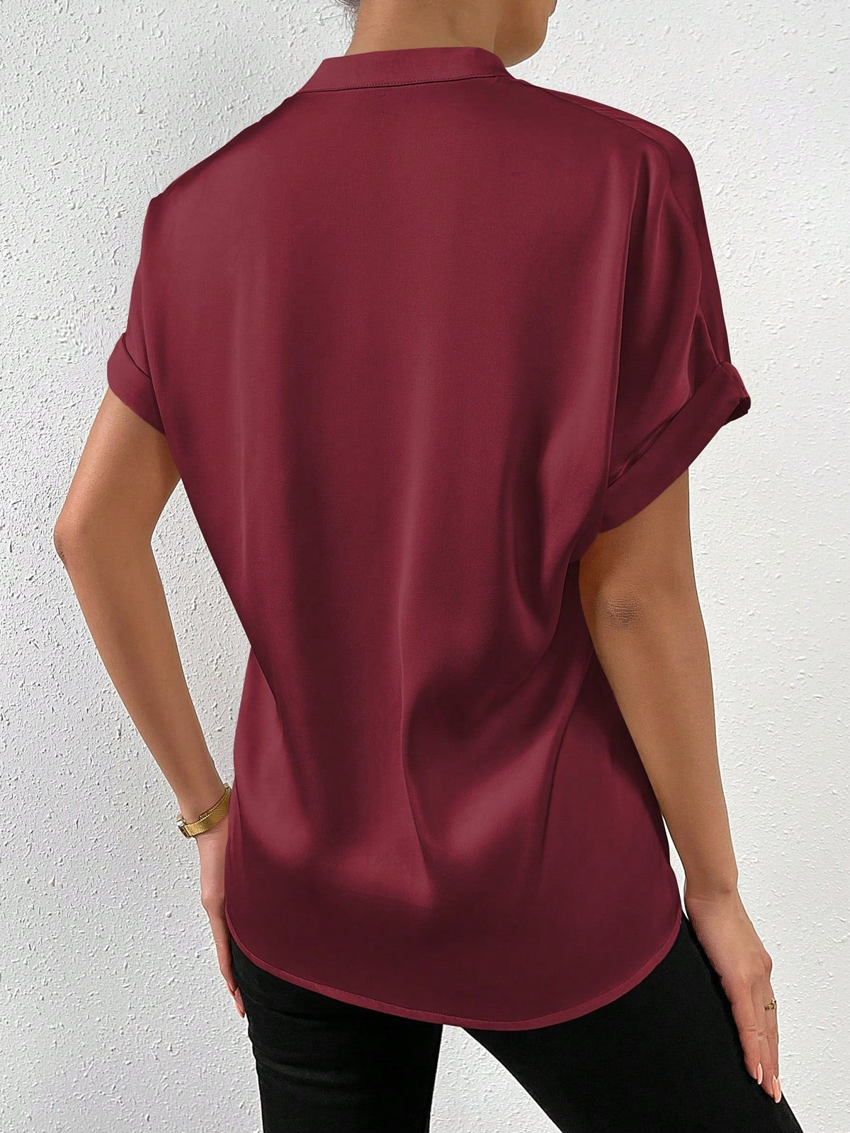 Camicia a maniche corte tinta unita con colletto alla coreana e chiusura frontale con bottoni per abbigliamento casual