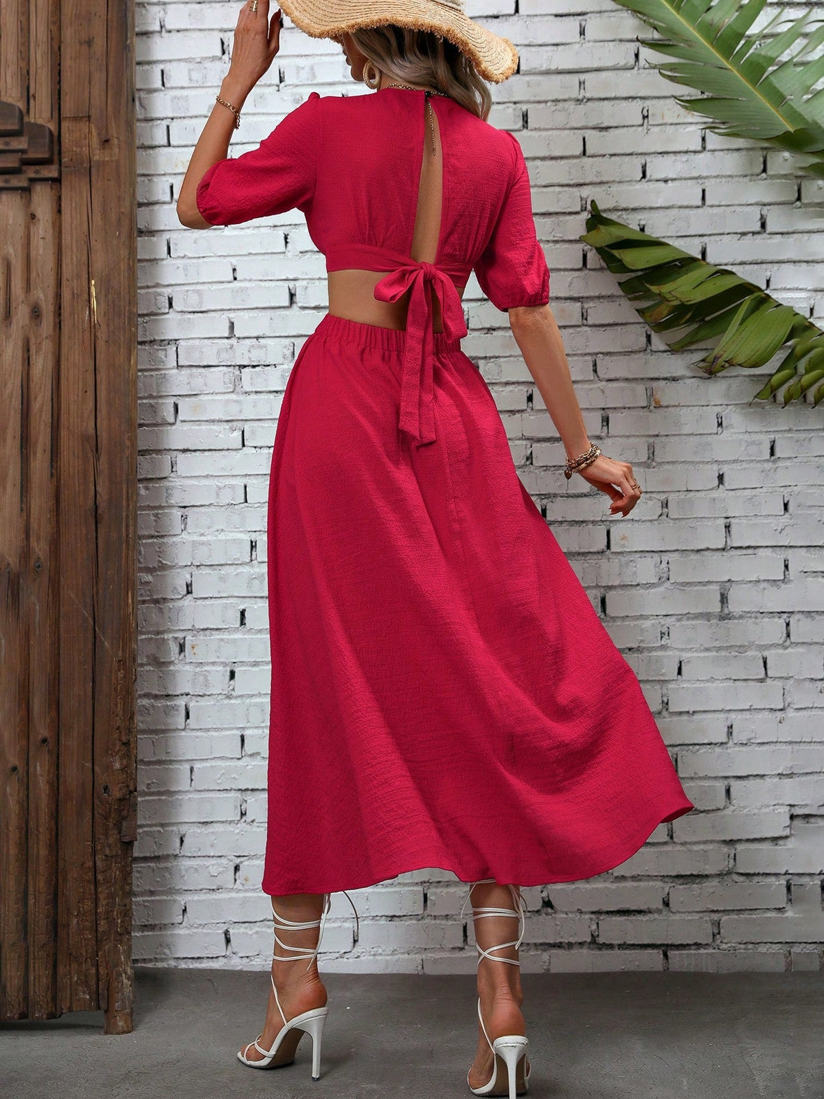 Abito trapezio scollo profondo con cut out sulla vita