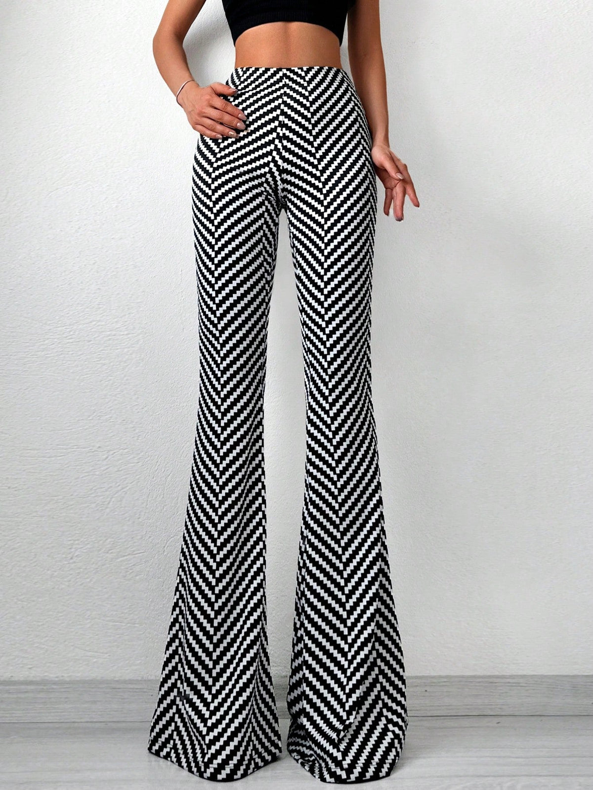 Pantaloni svasati con stampa chevron