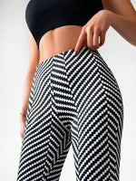 Pantaloni svasati con stampa chevron