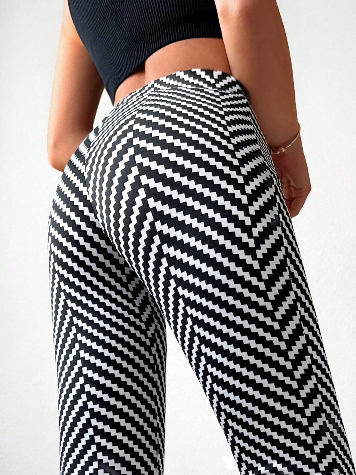 Pantaloni svasati con stampa chevron