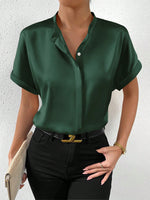 Camicia a maniche corte tinta unita con colletto alla coreana e chiusura frontale con bottoni per abbigliamento casual