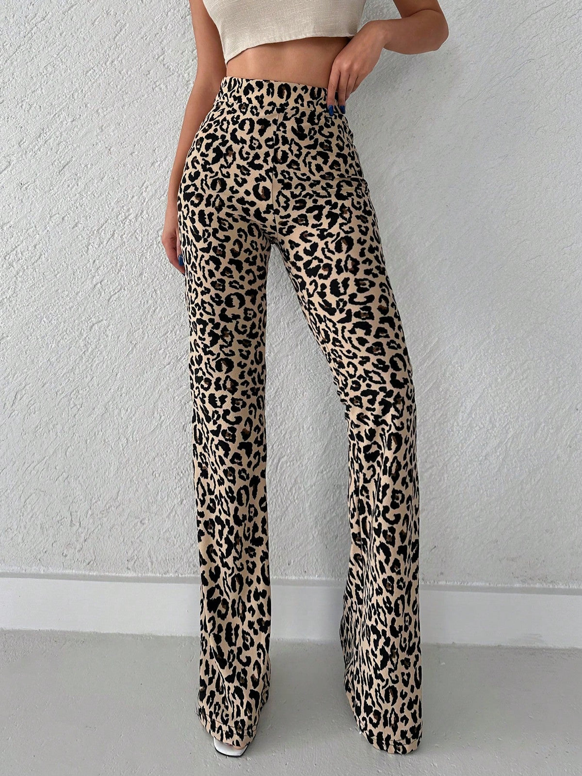 Pantaloni svasati con stampa leopardo