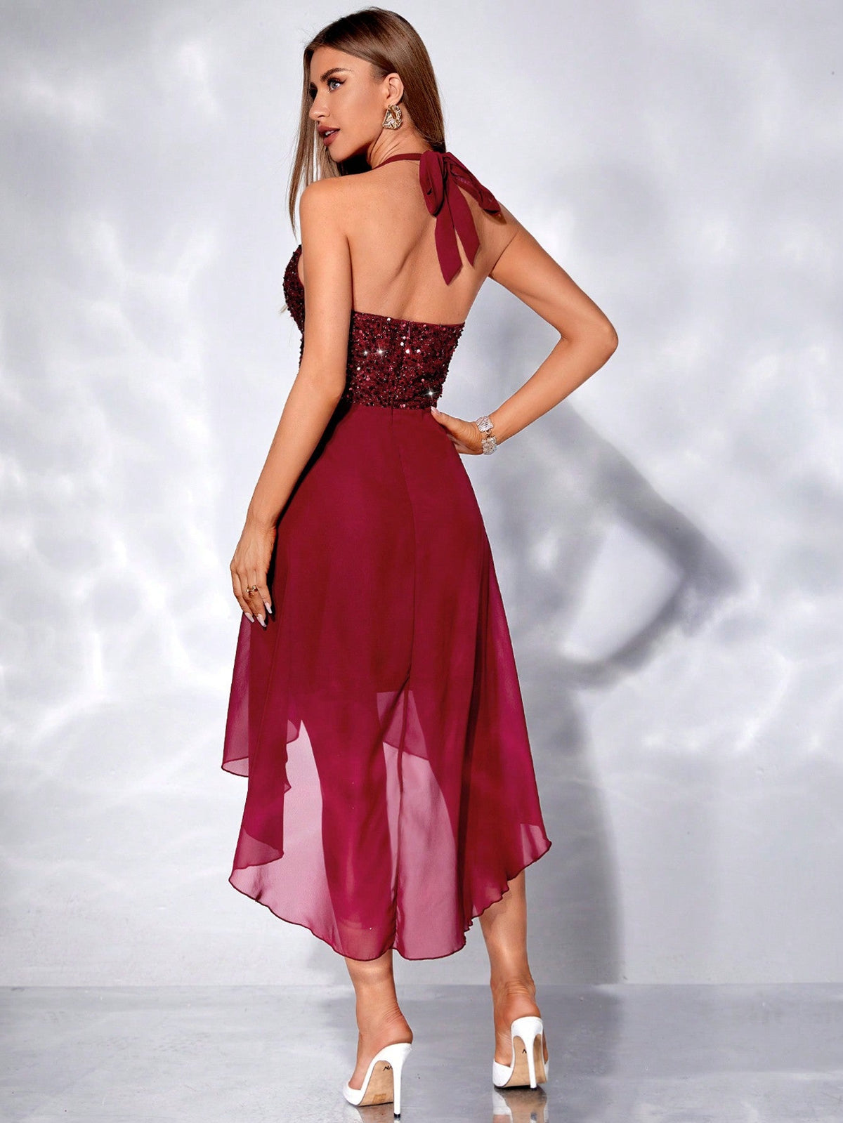Abito halter paillette a contrasto orlo asimmetrico