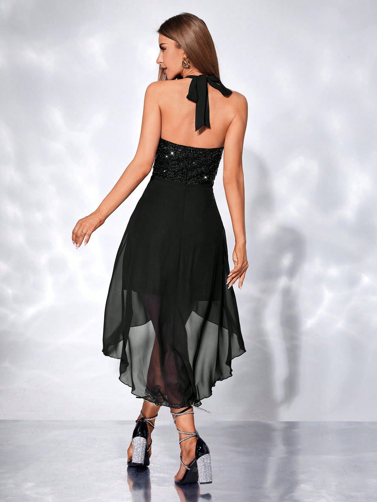 Abito halter paillette a contrasto orlo asimmetrico