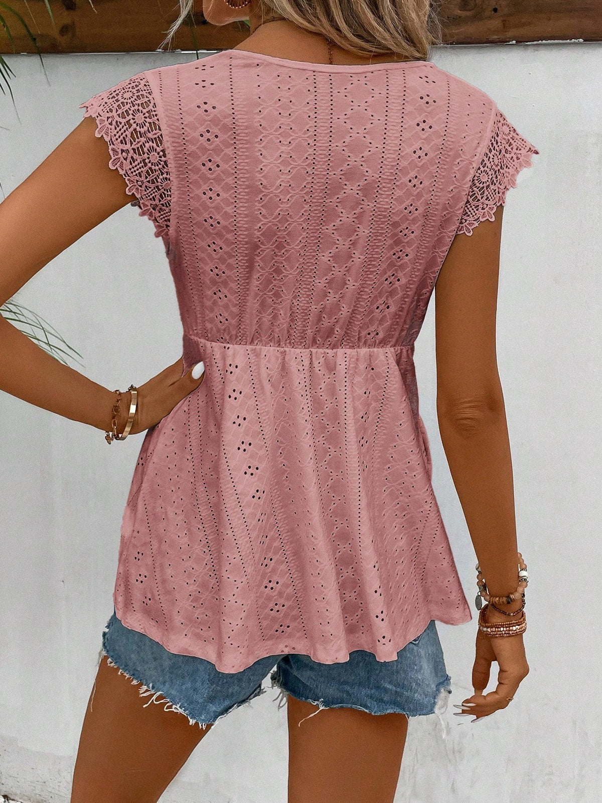 Donna maglietta a maniche corte con scollo a V in colore tinta unita, perfetta per outfit vacanzieri in primavera ed estate