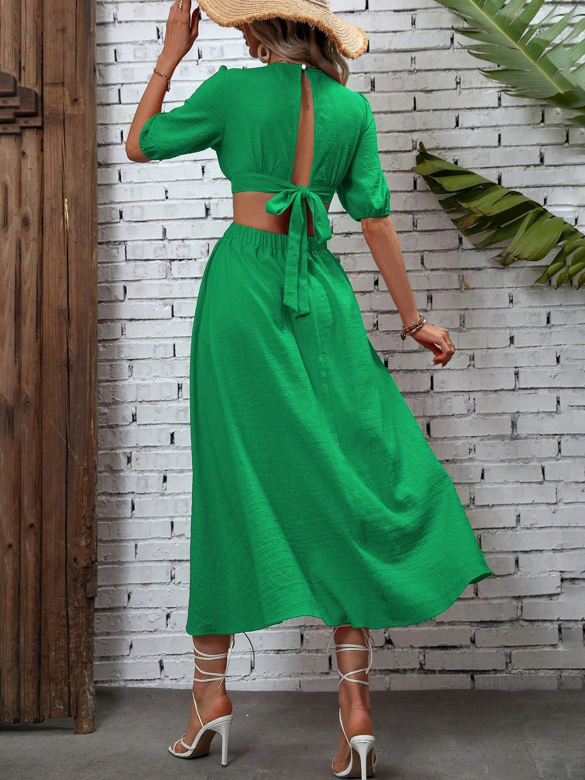 Abito trapezio scollo profondo con cut out sulla vita