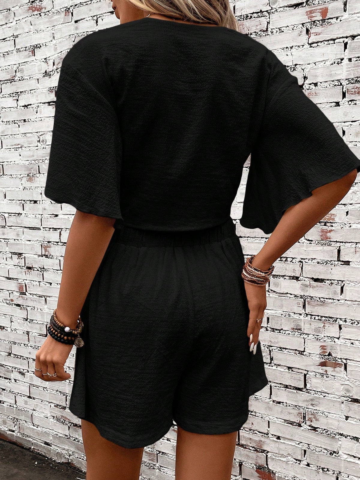 Top Con Maniche A Farfalla E Nodo Frontale, E Shorts