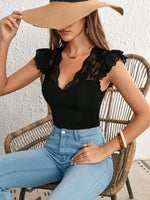 Maglietta pizzo a contrasto manica a farfalla con orlo smerlato