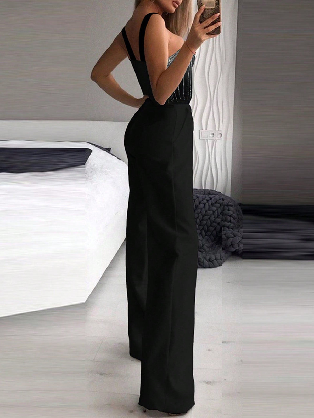 Tuta nera senza maniche con schiena scoperta, con Strass, sottili spalline e cintura con design collo a sciarpa