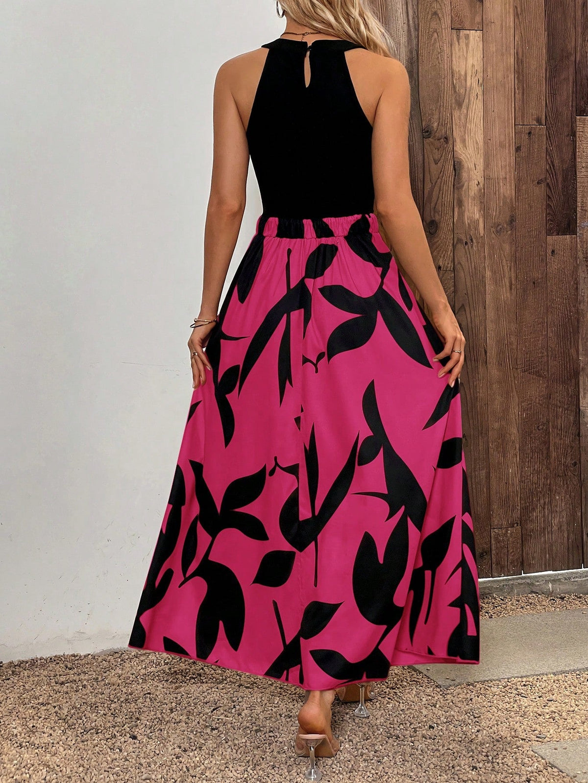 Abito estivo senza maniche con collo rotondo, stampa grafica e fori decorativi