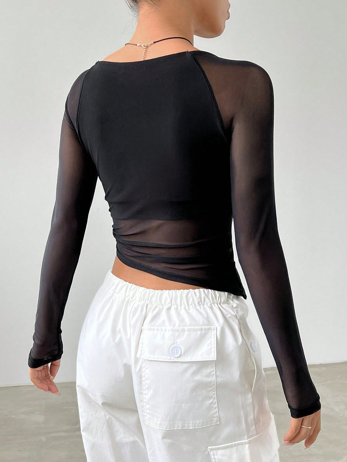 Top a rete Primavera con scollo quadrato nero, orlo asimmetrico e crop per appuntamenti serali