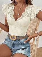 Maglietta pizzo a contrasto manica a farfalla con orlo smerlato