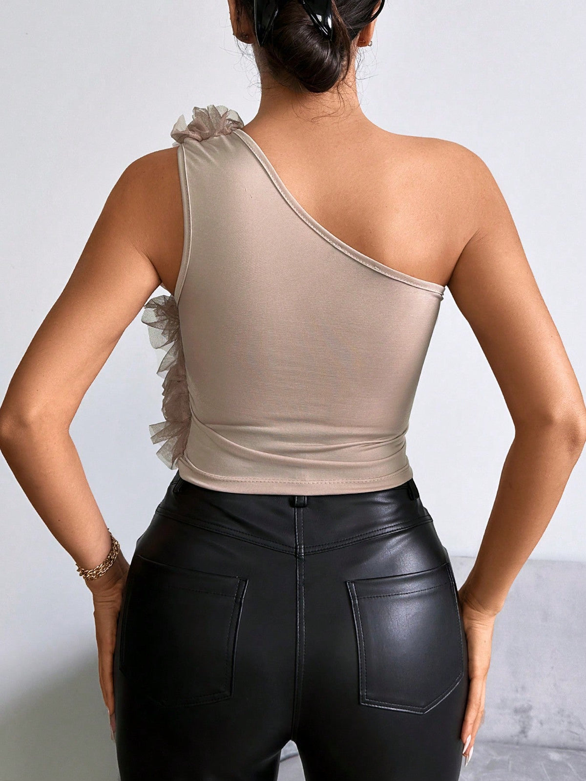 Top monospalla tulle a contrasto stratificato con bordo a volant