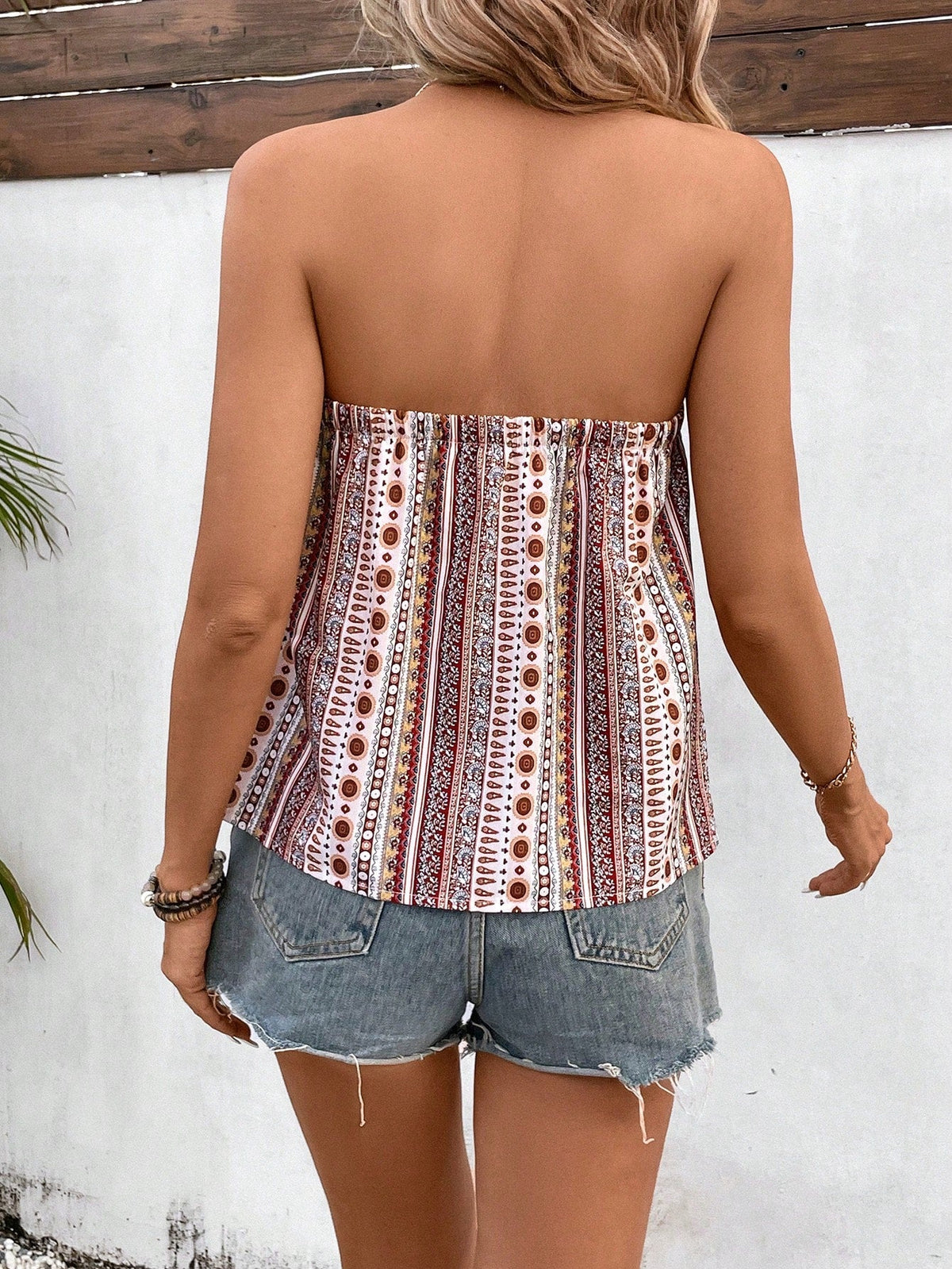 Top tubo con stampa geo e slogan