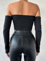 Top In Tinta Unita Con Dettagli Di Strass E Nappine, Stile Spalla Scoperta