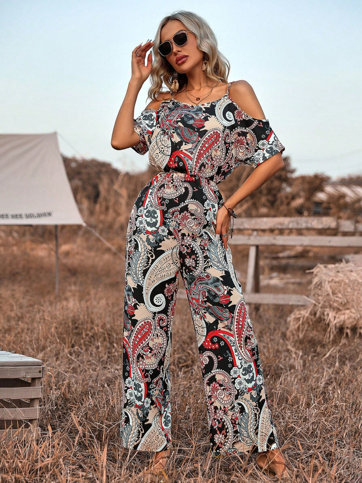 Tuta jumpsuit con spalline sottili, morbida vestibilitˆ, maniche a goccia e stampa all-over