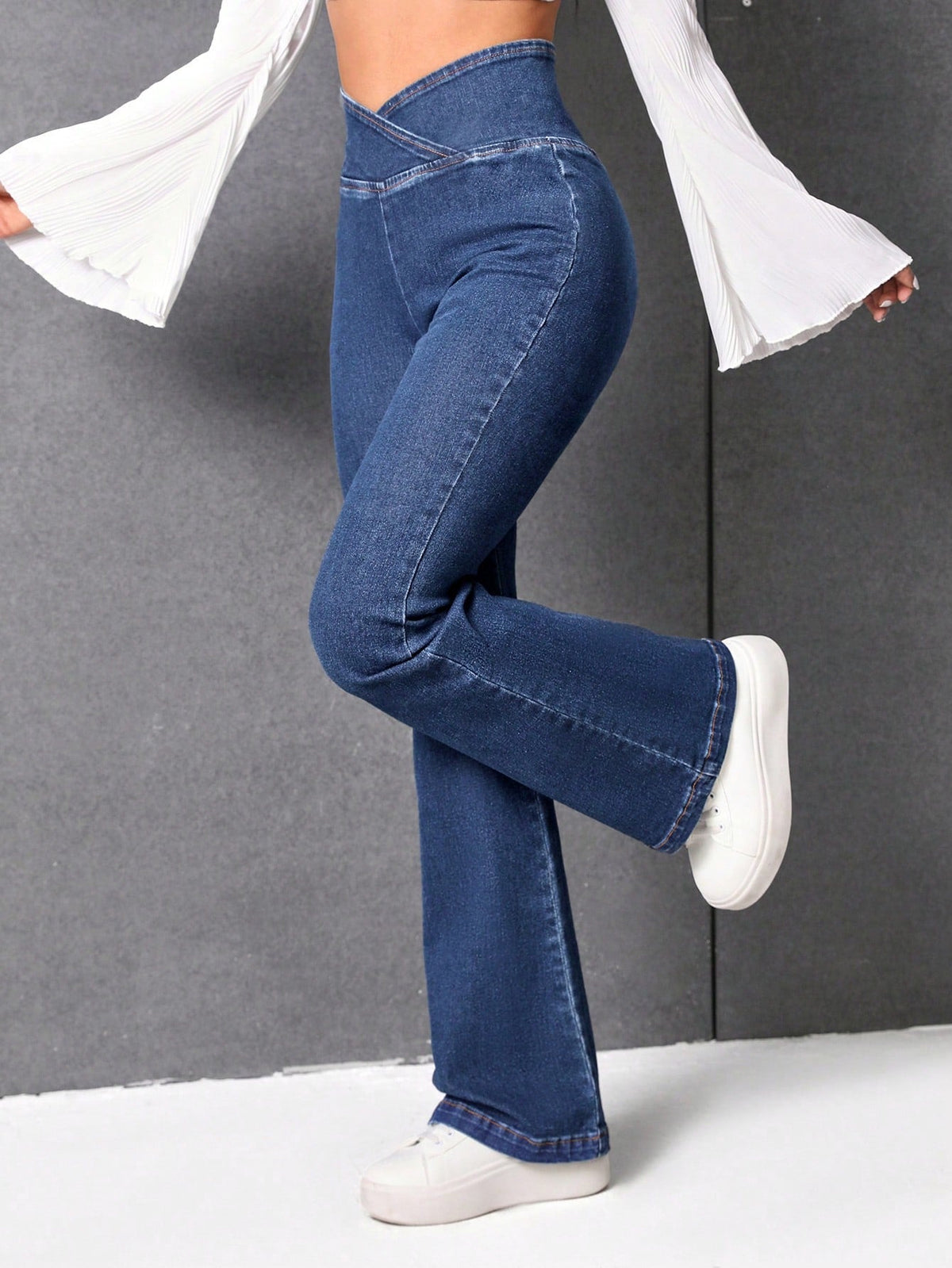 Jeans Da Donna Con Gamba Svasata A Vita Sovrapposta Estiva