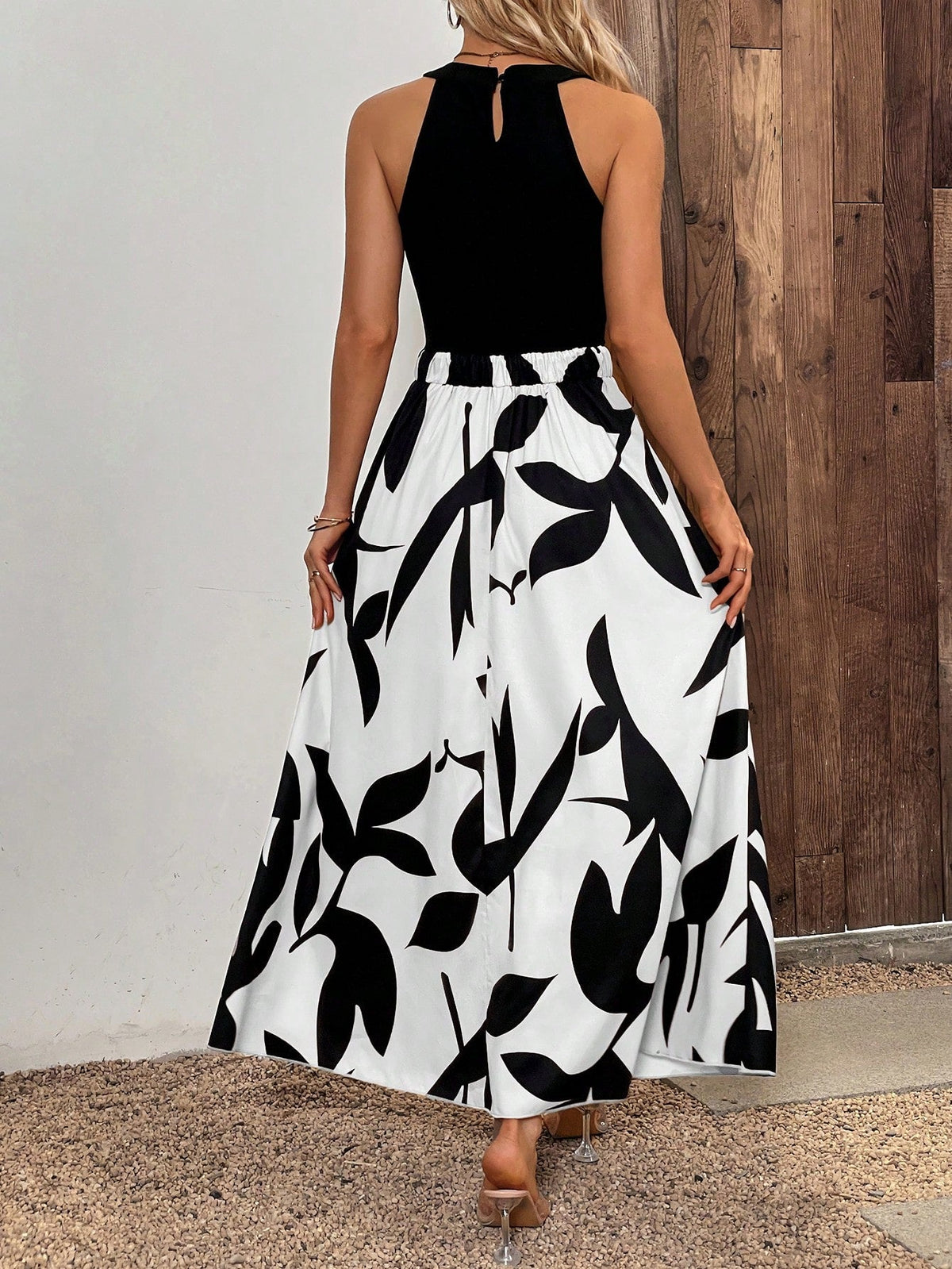 Abito estivo senza maniche con collo rotondo, stampa grafica e fori decorativi