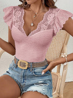 Maglietta pizzo a contrasto manica a farfalla con orlo smerlato