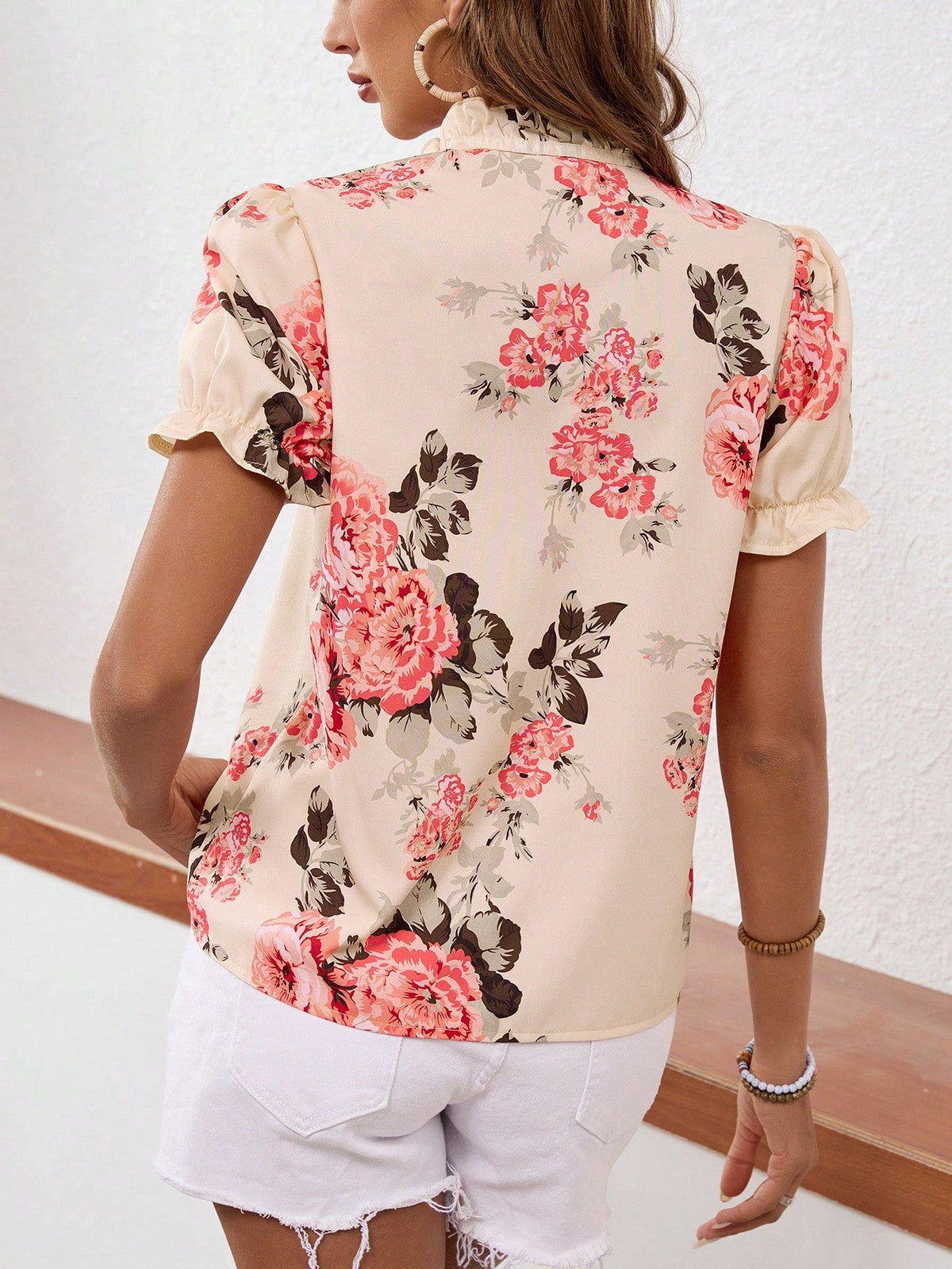 Camicetta con stampa floreale con cravatta al collo con manica a sbuffo