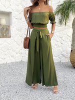 Due Pezzi Insieme Della Cima Corta Con Spalle Scoperte E Pizzo Applicato Con Pantaloni Larghi