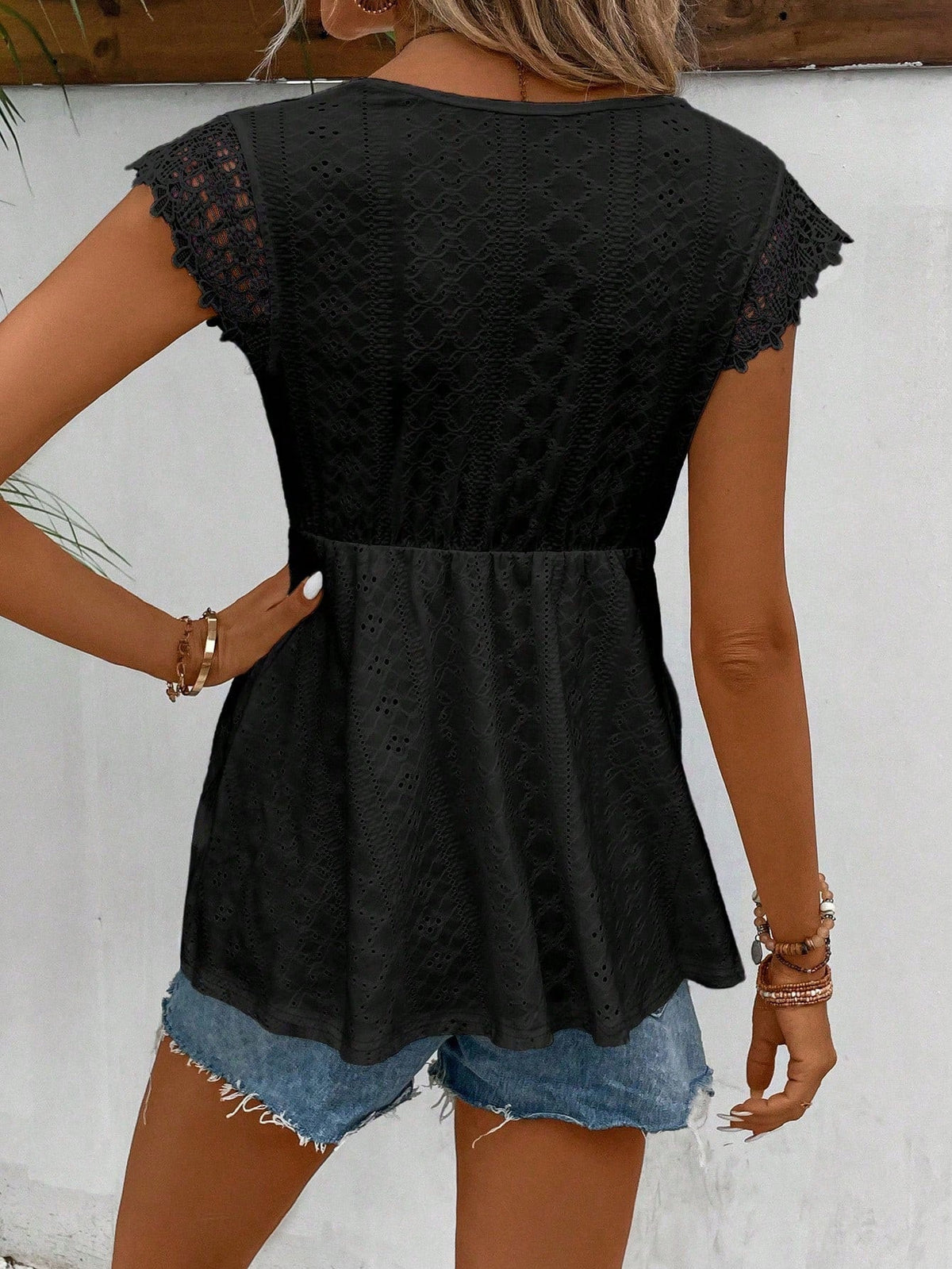 Donna maglietta a maniche corte con scollo a V in colore tinta unita, perfetta per outfit vacanzieri in primavera ed estate