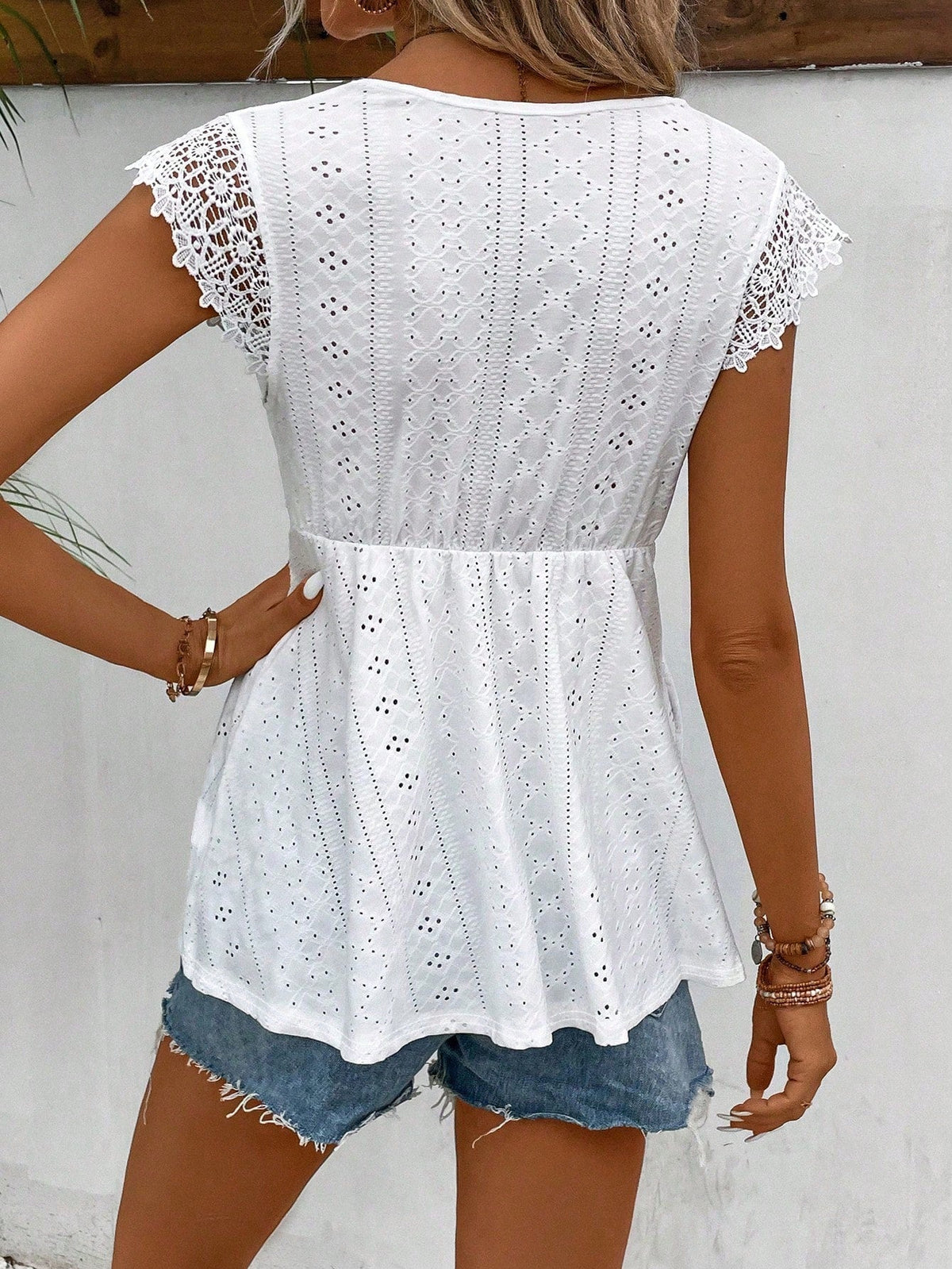 Donna maglietta a maniche corte con scollo a V in colore tinta unita, perfetta per outfit vacanzieri in primavera ed estate