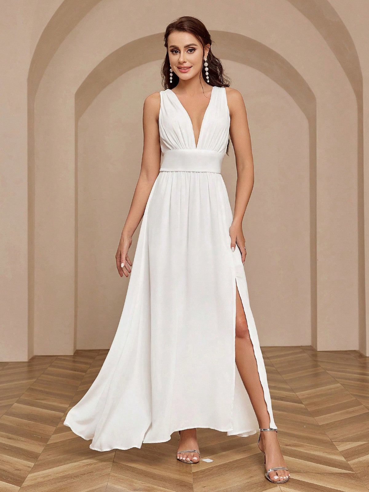 Abito senza maniche a fessura alta con volant