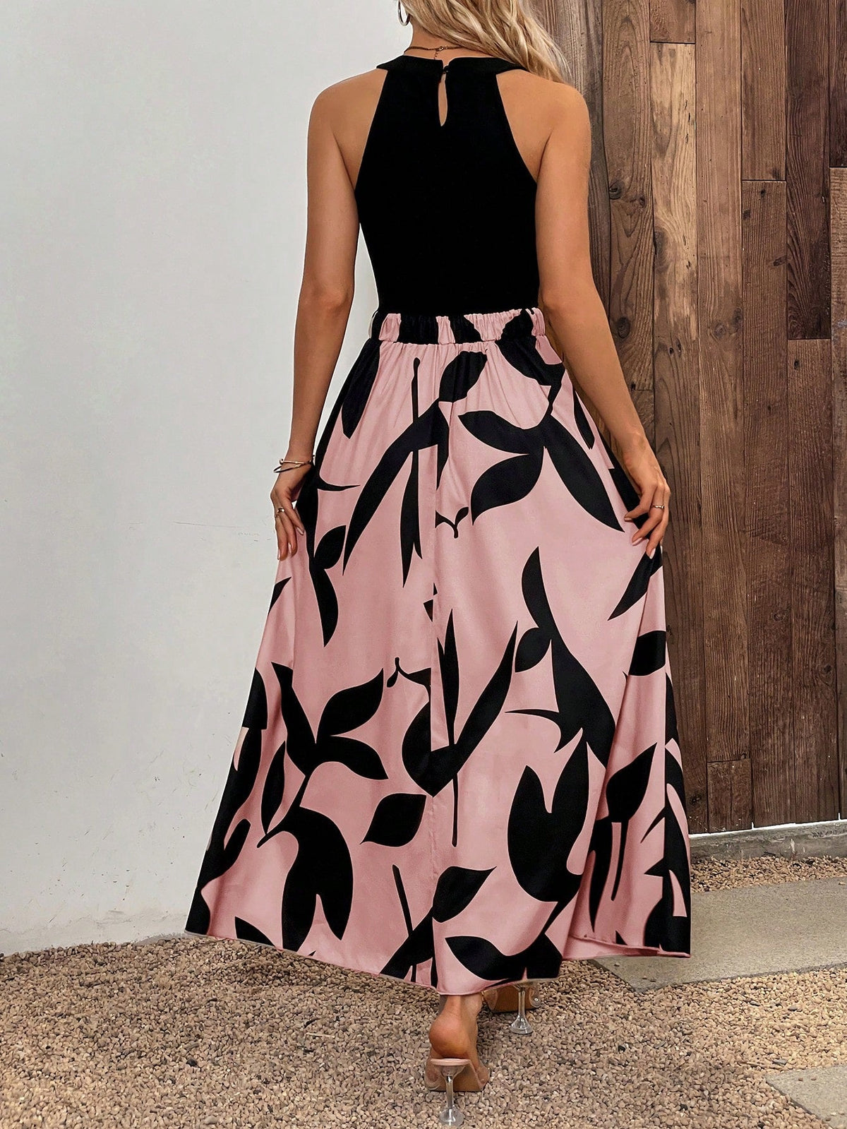 Abito estivo senza maniche con collo rotondo, stampa grafica e fori decorativi