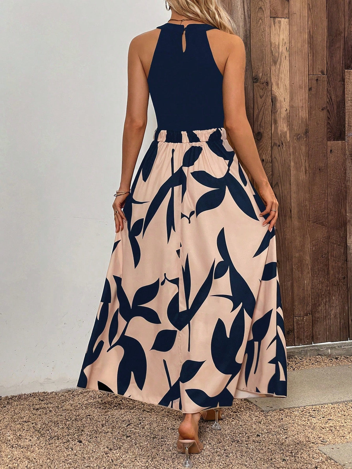 Abito estivo senza maniche con collo rotondo, stampa grafica e fori decorativi