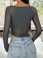 Top a rete Primavera con scollo quadrato nero, orlo asimmetrico e crop per appuntamenti serali