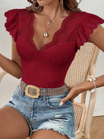 Maglietta pizzo a contrasto manica a farfalla con orlo smerlato