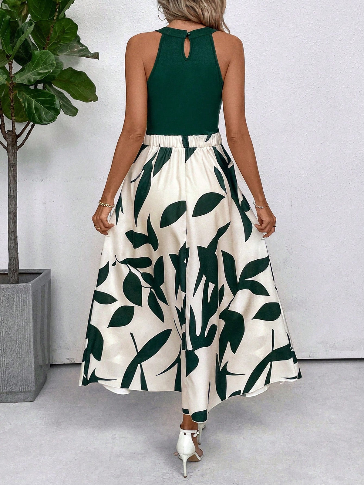 Abito estivo senza maniche con collo rotondo, stampa grafica e fori decorativi