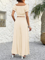 Due Pezzi Insieme Della Cima Corta Con Spalle Scoperte E Pizzo Applicato Con Pantaloni Larghi