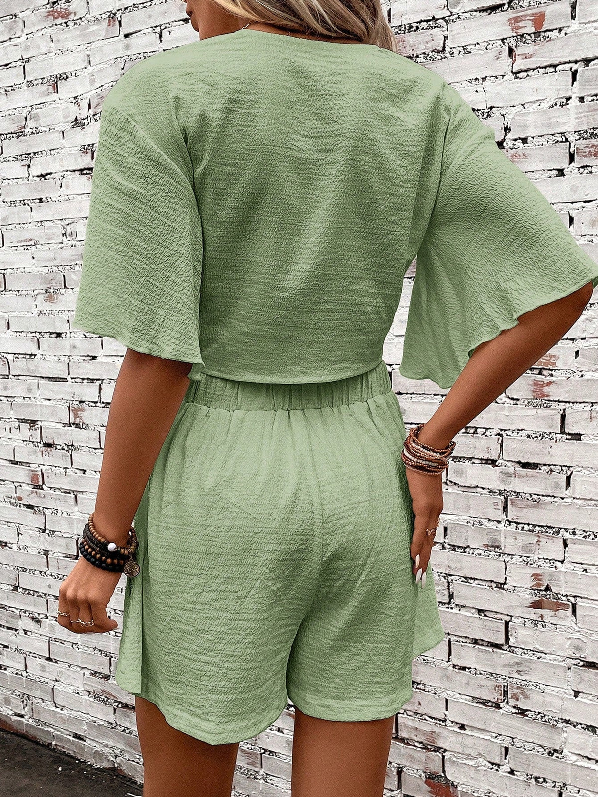 Top Con Maniche A Farfalla E Nodo Frontale, E Shorts