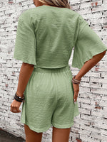 Top Con Maniche A Farfalla E Nodo Frontale, E Shorts