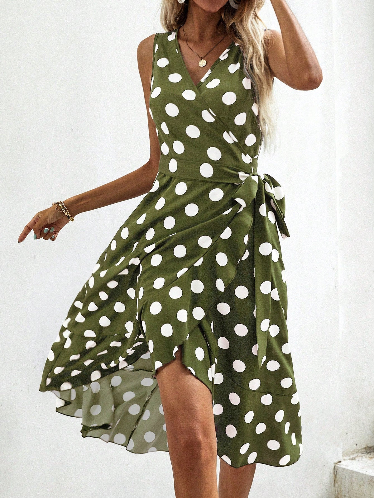 ABito incrociato a pois con nodo laterale