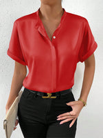 Camicia a maniche corte tinta unita con colletto alla coreana e chiusura frontale con bottoni per abbigliamento casual