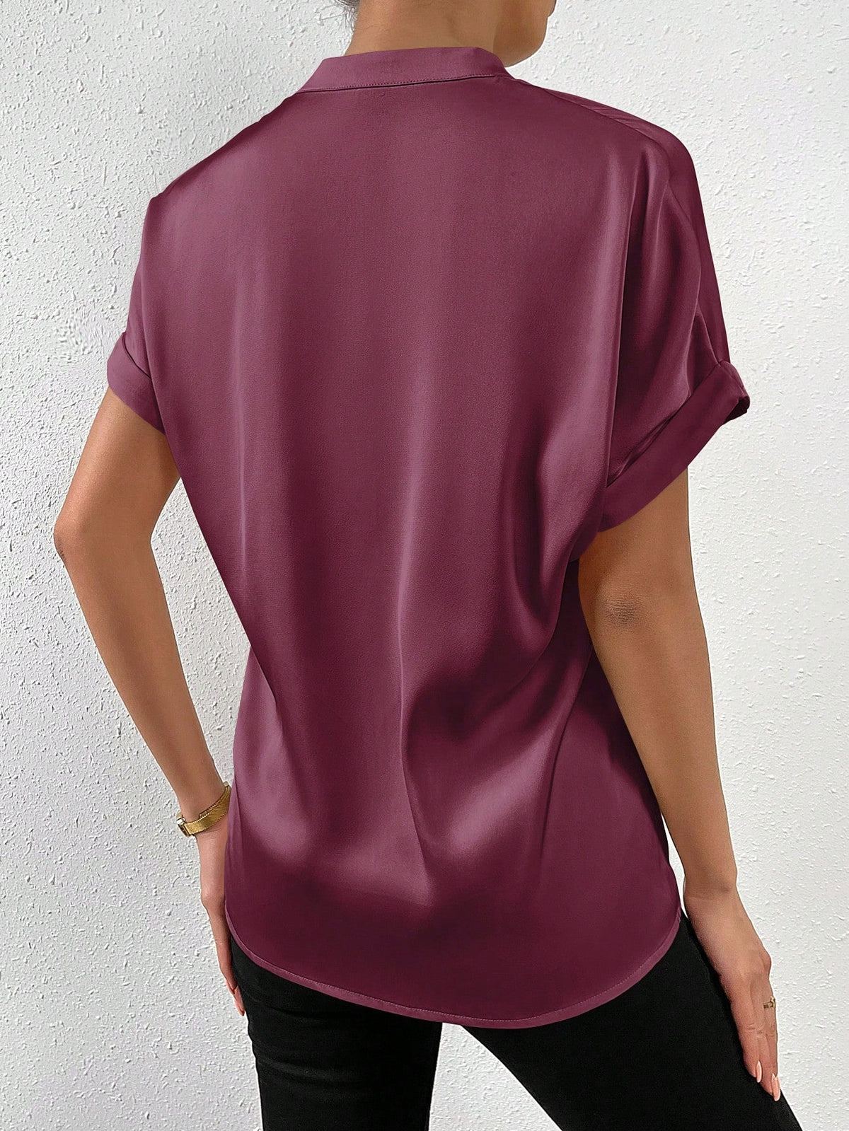 Camicia a maniche corte tinta unita con colletto alla coreana e chiusura frontale con bottoni per abbigliamento casual