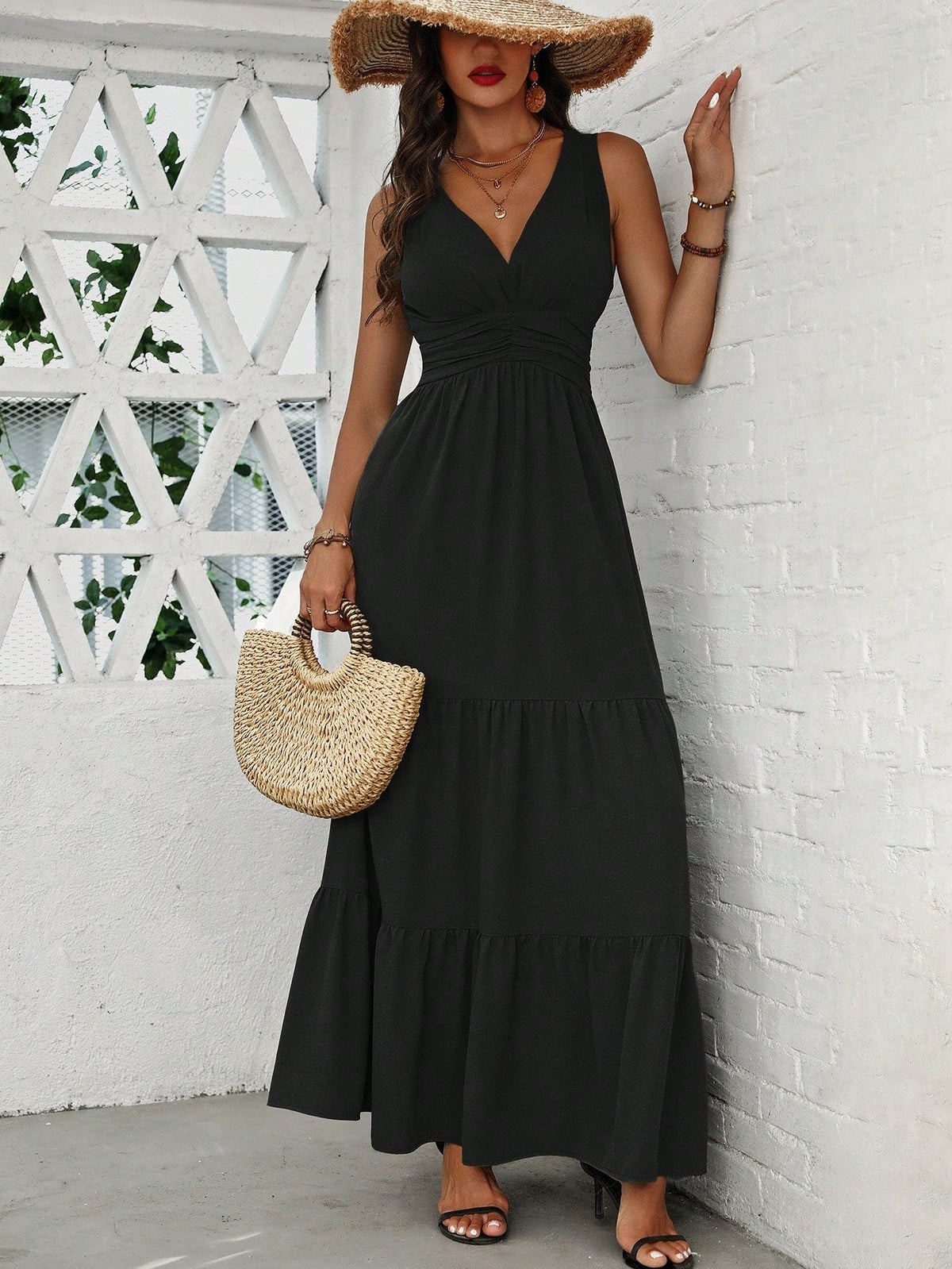 Abito estivo casual con scollo a V, orlo con volant e vita stretta