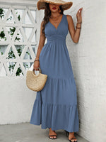 Abito estivo casual con scollo a V, orlo con volant e vita stretta